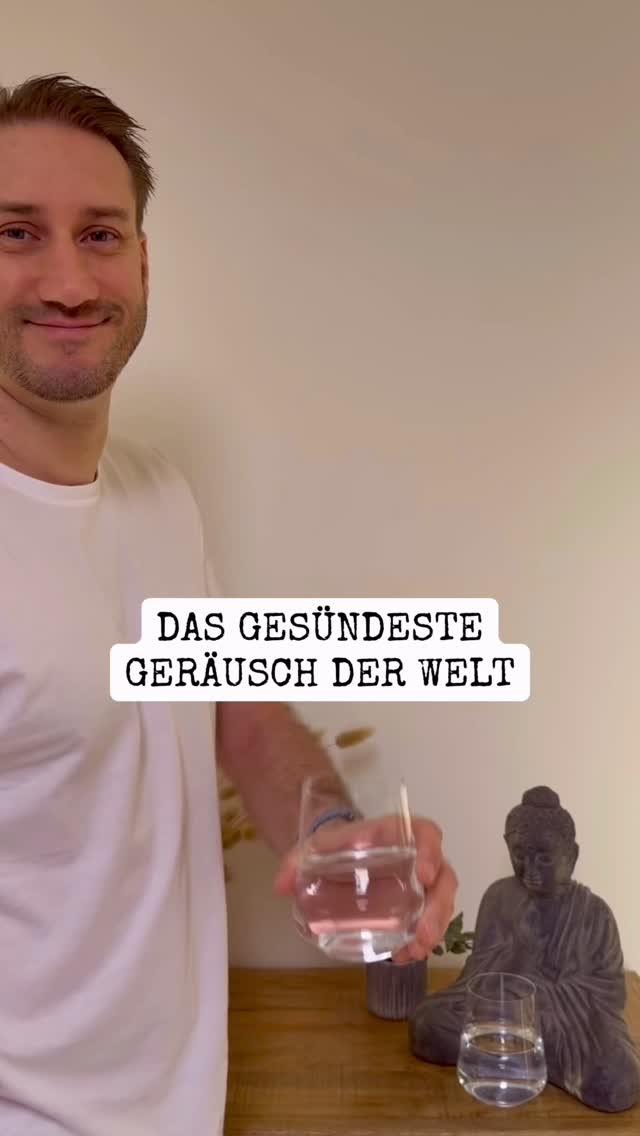 Du willst mehr Energie, besseren Fokus und weniger „Nachmittagstief“? 💧
Dann fang bei der Basis an: Wasser.
Wasser kann mehr, als nur „Durst löschen“:
✅ transportiert Mikronährstoffe dahin, wo sie wirken sollen
✅ unterstützt Verdauung & Stoffwechsel
✅ hilft deinem Körper bei Ausscheidung/Entlastung der Nieren
✅ stabilisiert Kreislauf & Temperatur
✅ kann Müdigkeit, Kopfschmerzen & Konzentrationslöcher reduzieren (oft ist’s einfach Dehydrierung)
✅ hält deine Bandscheiben geschmeidig
✅ verbessert trockene Haut
👉 Richtwert: 30–40 ml pro kg Körpergewicht pro Tag
(bei Sport, Hitze, Sauna: eher mehr)
Mini-Check: Wenn du „Hunger“ hast, aber eigentlich müde bist → erst 5 Schlucke Wasser, dann entscheiden. 😉
Wie viel trinkst du am Tag? 👇
#wasser #energie #longevity #biohack #gesundheit
