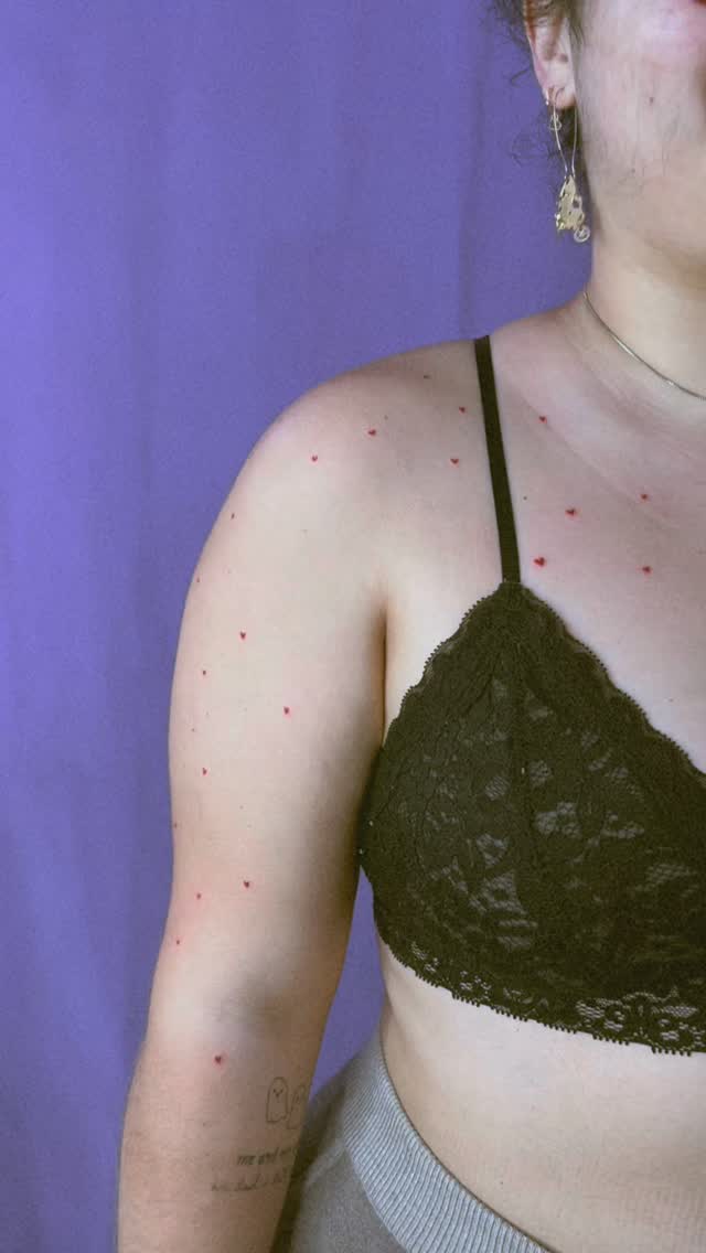 Mini tatuagens delicadas com um significado imenso! Quer celebrar o amor ou homenagear pessoas especiais com tatuagens pequenas? Essa é uma ótima inspiração. Vamos tatuar Sinais de Amor? 💕 Envia mensagem para mais informações!