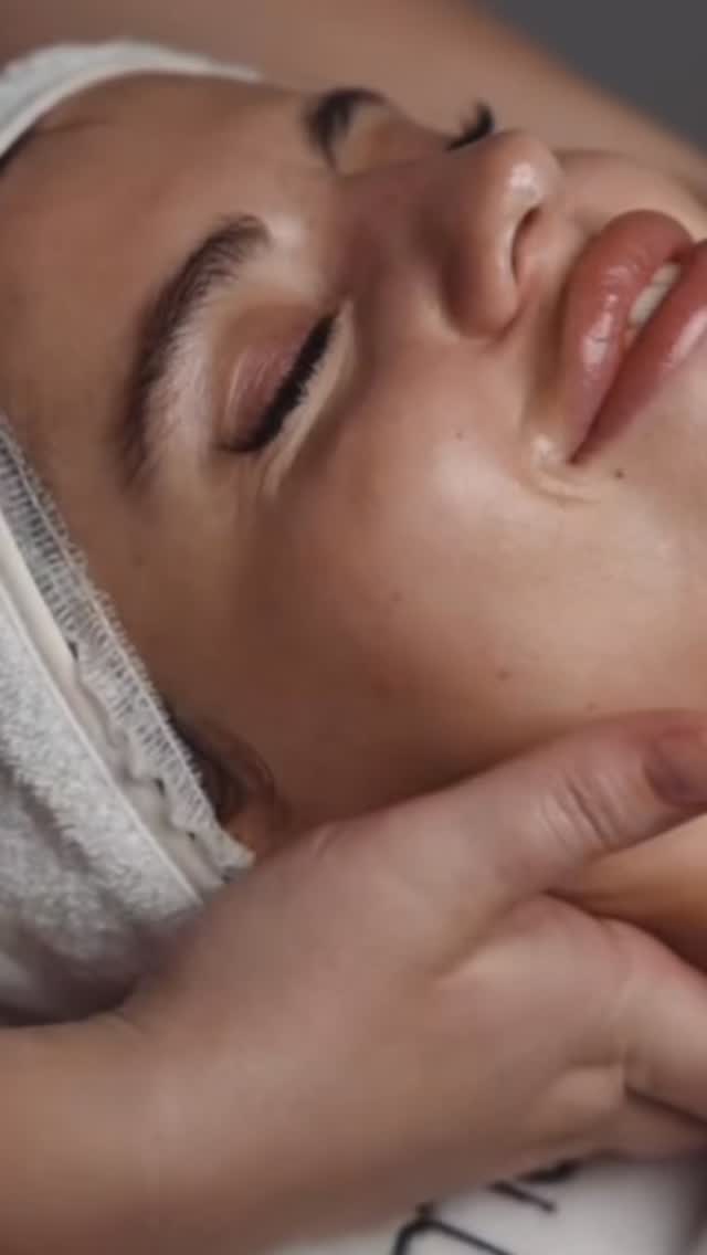 Touch , massage and pressure point release is a multi modal approach to a better you , better skin and improved well being
We store the past in our bodies, old trauma, pain, anger, grieve and more . It sits there and without shouting in your face lays heavy on your day to day functioning.
I am brining some new treatments to you.
First will be the amazing face sculpting facial
Second will be the reset and renew upper body massage . 💆🏾♀️
❤️specialised upper body massage
❤️safe use of essential oils
❤️maridian pathways to clear toxins
❤️facia release
❤️nervous system deregulation
❤️Breath work for calmness, MH and more
I just love supporting you with your journeys .
I’d say 99% of the beautiful people who walk through my doors hold some sort of stress and 100% of you struggle to recognise it or give yourself the time you deserve to be you, just you ✨
Anna ❤️
@mrminelli this song is soo dope!!
#nervousystemregulation #leightonbuzzardlocal #leightonbuzzardfacials #fasciarelease #mentalhealth