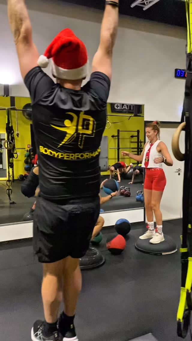 Full Body Workout = Teamspirit, Beats & Ganzkörper-Burn 🔥💥
So fühlt sich Training in der Gruppe an!
Mini-Flashback unserer Weihnachtsedition 😍🎄
#bodyperformance #bodyperformancestudio #bodyperformanceleibnitz #xundmacher #diexundmacher
