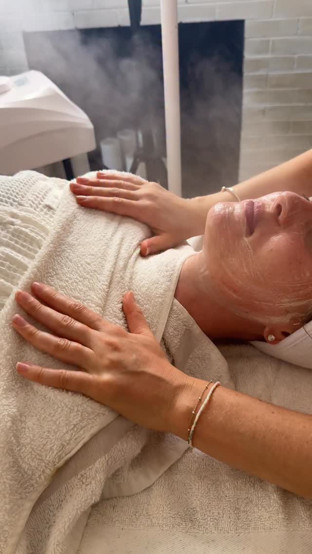 Is there anything better than this on a freezing cold day? Winter is the perfect time to start your regular facials with professional exfoliation so you can have smoother, brighter and more hydrated skin just in time for the warmer weather ✨
Book with @skincareby.sophia through the link in our bio!