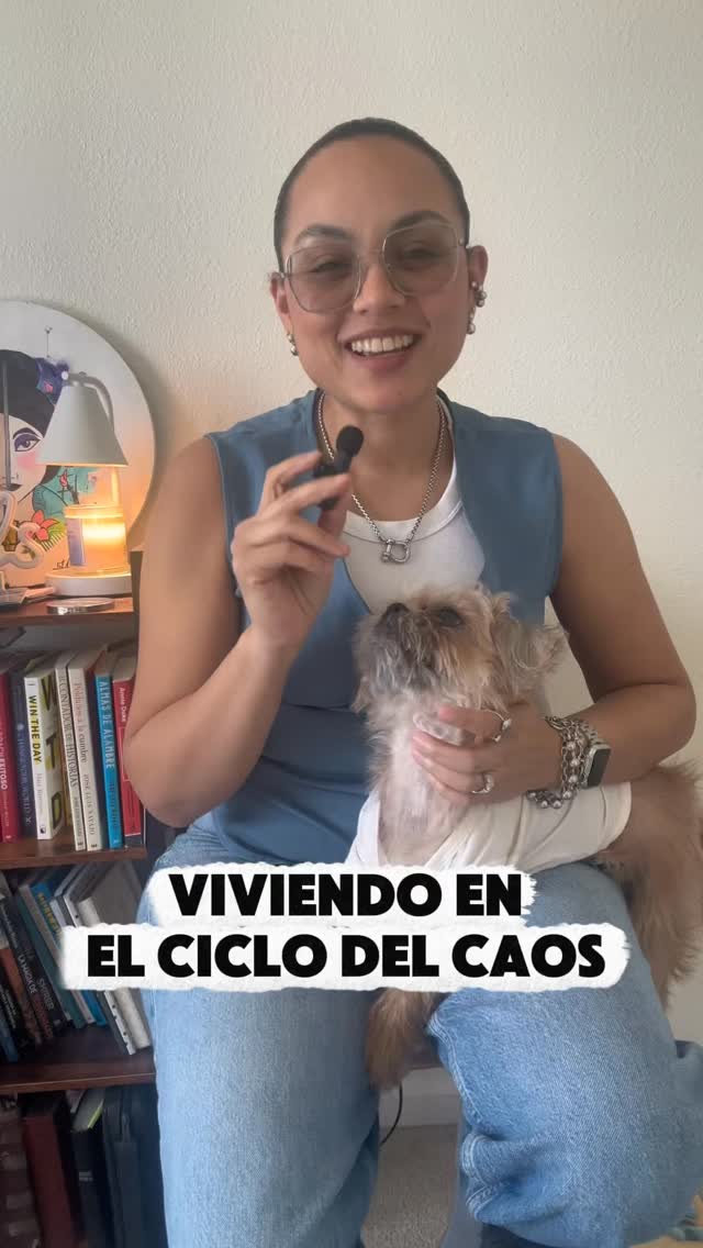 Hubo un momento en el que sentía que mi mente no paraba… todo era ruido, pendientes, culpa por no avanzar y cero enfoque. Comenzaba con energía, pero a mitad del día ya estaba agotada sin haber hecho lo importante.
Vivía en un ciclo de caos constante: empezaba la semana motivada, pero entre interrupciones, ansiedad y la sensación de no llegar a nada, terminaba frustrada. Creía que el problema era mi falta de disciplina o mi mala organización, cuando en realidad lo que me faltaba era estructura consciente.
El día que entendí que no se trataba de hacer más, sino de comprender cómo funcionaba mi energía, todo cambió. Me di cuenta de que mi ‘caos’ no era desorden, era saturación emocional y mental.
Ahí nació mi método, el mismo que hoy enseño en mi programa. Un proceso que combina planificación estratégica con gestión emocional y hábitos sostenibles. Aprendí a reconocer mis momentos productivos, a organizar desde la intención y no desde la exigencia.
Pasé de sentirme abrumada a tener claridad total. Ahora mis días tienen dirección, propósito y espacio para mí. Entendí que la verdadera productividad no es correr más rápido, sino avanzar con conciencia.
Si te sientes en ese mismo caos, queriendo hacerlo todo pero sin encontrar tu ritmo, te invito a dar el primer paso. Comenta la palabra CLARIDAD y te mostraré cómo aplicar mi método para transformar tu rutina desde adentro hacia afuera.
#lobuenosecomparte #mujerproductiva #empreproductiva #gestióndeltiempo #enfoqueyclaridad