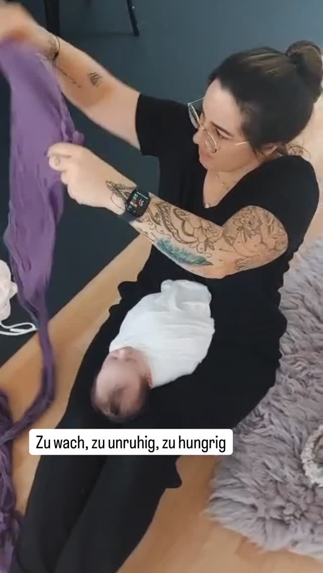 Zu wach, zu unruhig, zu hungrig – gibt es nicht
Ich höre es ständig, kurz vor dem Shooting:
“Ich hab Angst, dass unser Baby nicht mitmacht.”
“Was, wenn es die ganze Zeit schreit?”
“Es schläft tagsüber eigentlich nie…”
Und dann komme ich mit der Wahrheit um die Ecke:
Es gibt kein “falsches” Baby für ein Newborn-Shooting.
Zu wach? Perfekt. Dann machen wir wunderschöne Fotos mit offenen Augen – dieser wache, neugierige Blick ist genauso wertvoll.
Zu unruhig? Kein Problem. Ich habe Zeit. Wir passen uns dem Rhythmus eures Babys an, nicht umgekehrt.
Zu hungrig? Dann wird gefüttert. Gekuschelt. Getröstet. Und danach geht’s weiter.
Ich arbeite MIT eurem Baby, nicht gegen es.
Jedes Kind ist anders. Jedes Shooting verläuft anders. Und genau das macht es so besonders und einzigartig.
Ihr müsst nichts “hinbekommen”. Ihr müsst euer Baby nicht “vorbereiten” oder “trainieren”.
Kommt einfach, wie ihr seid. Mit eurem echten Baby, in seinem echten Rhythmus.
Ich mache den Rest.
Und am Ende werdet ihr staunen, was möglich ist – ganz ohne Druck, ganz ohne Stress.
📩 Bereit für entspannte Newborn-Fotos? Link in Bio oder schreib mir direkt.