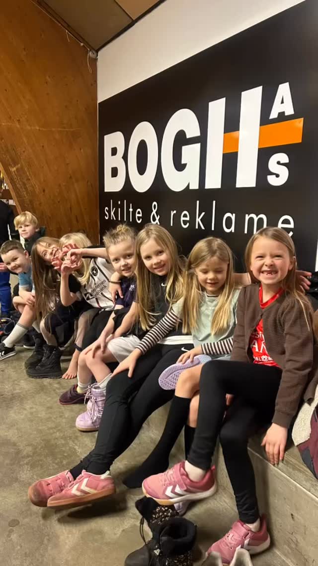 LEGEBØRN, LATTER OG LEGEDAG 😃🤸
Der var fart på i sidste uge 🏃♀️💨 da 1. klasse var til årets Legedag i Hammerum Hallen - sammen med en hel masse andre glade 1. klasses-elever fra skoler i Herning kommune 😃
Vi prøvede en masse forskellige aktiviteter i løbet af de 3 timer vi var derude.
Kroppen blev rørt med både dans, boldspil, forskellige fangelege, klatrerum, sanglege og springsal.
Og eleverne elskede det 🥰
Rygterne siger, de sov riiiigtig godt, da de kom hjem i tirsdags 😅😴💤
#Legedag #1klasse #Fællesskab #herningfriskole #etgodtstedatlæreværeogvokse