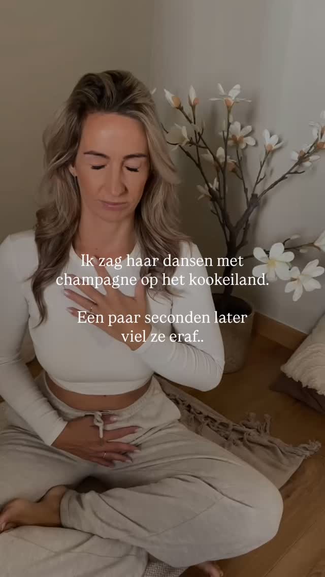 Dit is geen verhaal na een avond te veel bubbels.
Dit is een beeld dat ik doorkreeg tijdens een Akasha Soul Reading.
Diep van binnen wilde ze dansen, haar successen vieren en genieten van alles wat stroomt.
Maar dat maakte snel plaats voor schuldgevoel, omdat er in haar privéleven dingen spelen die veel aandacht vragen.
En zo dondert ze -letterlijk- terug in de realiteit.
Het inzicht kwam meteen binnen,
op het moment dat ik haar vertelde dat dit één van de beelden was die ik doorkreeg tijdens haar reading.
Vaak zijn we bezig met wat zich aan de oppervlakte afspeelt,
terwijl de diepere laag van Akasha ons zoveel te vertellen heeft.
Daar werd zichtbaar:
beide werelden mogen naast elkaar bestaan.
Het vieren én het dragen. Zonder schuldgevoel.
Juist door haar successen te vieren, staat ze steviger
en kan ze het andere beter dragen.
Benieuwd wat jouw veld laat zien onder de oppervlakte?
Boek een Akasha Soul Reading via link in bio.
#akasha #soulreading #energy