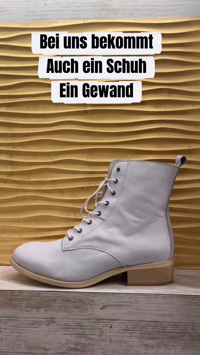 Was würdest du malen, wenn alles möglich wäre? Zum Beginn der Pandemie waren wir als Familienunternehmen nun doch in einer speziellen Lage, um Harmonie bemüht haben wir Aufgaben gesucht und Hobbys gefunden . Seitdem bemalen wir Schuhe und geben Ihnen ein Gewand. Das spiegelt nur einem kleinen Teil unseres Sortiments wieder, aber du kannst dir sicher sein, auch die anderen Schuhe sind mit Sorgfalt durchdacht und ausgewählt. #geigerschuheundtextil #nachhaltig #schuhe #traumpaare #badwaldsee