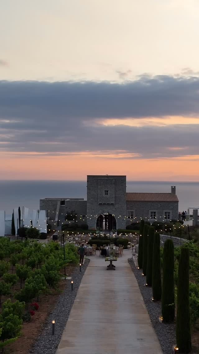 In Mani, where the sunset washes the stone in gold, a minimalist wedding finds its meaning. A few people, clean lines, genuine smiles. Just the sea, the sky, and a promise of love—simple, quiet, and timeless.