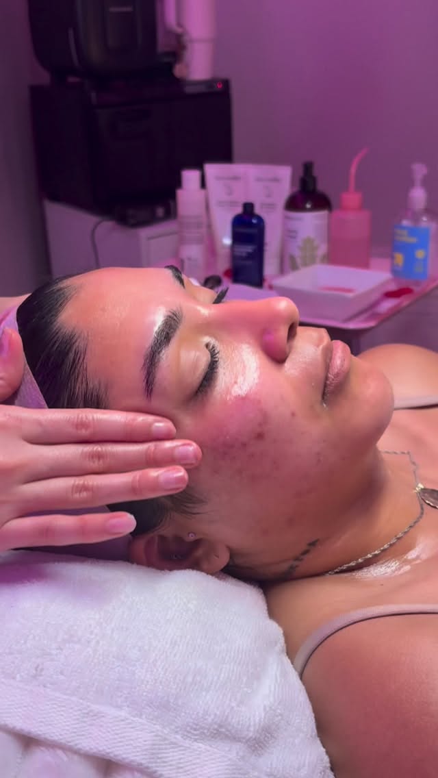 Did you know?
Facial massage doesn’t just move lymph or sculpt the face it communicates directly with your nervous system.👀
Slow, rhythmic touch activates the parasympathetic response, signaling safety to the skin and allowing inflammation, tension, and congestion to release. ❤️
#arizonaesthetician#azacnespecialist#phoenixesthetician#SkinCare101#facialmassage