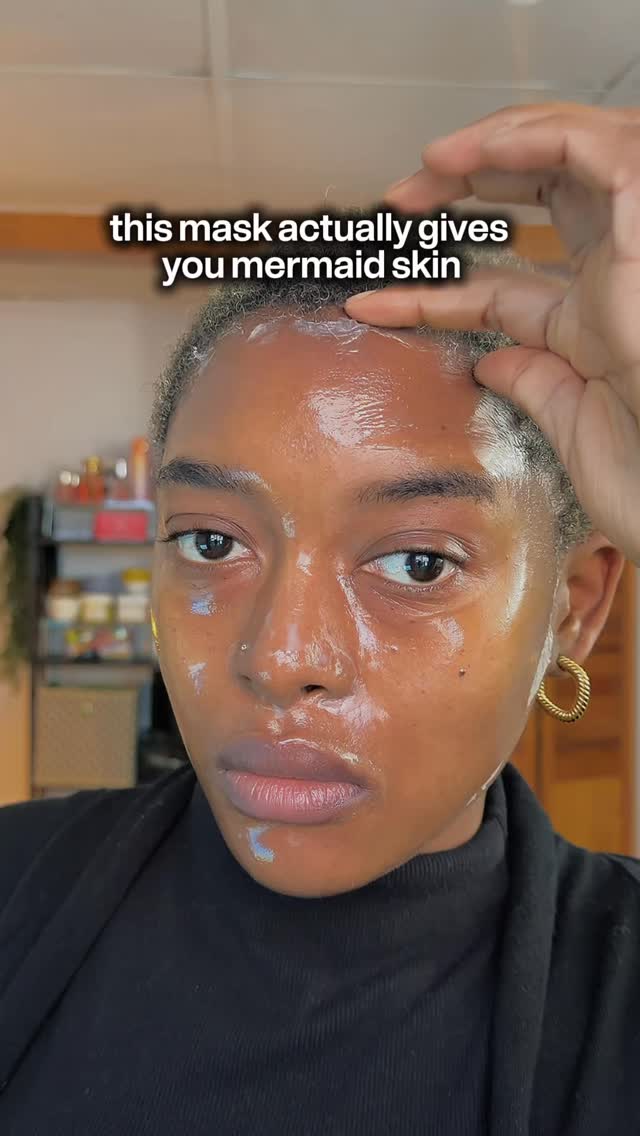 If you are a makeup girly then @bewants_global Seaweed PDRN Glow Peel Off Jelly Mask is definitely for you.
This peel off mask is designed to gently smoothen skin texture , tighten your pores , get rid of dead skin cells all while increasing the skin’s glow.
It leaves the skin soft and smooth and while create the perfect canvas to paint on .
#bewants #bewantsmate #seaweedPDRNmask
#glassskin #mermaidcore