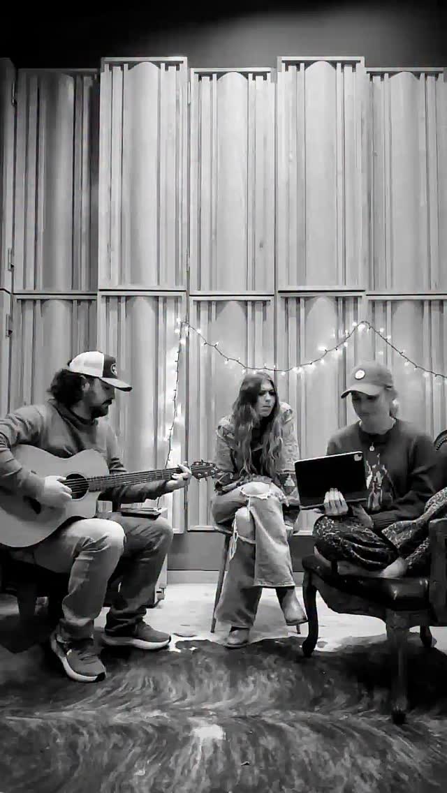 Country is as Country does y’all 🤠✍🏼🎸
#countrymusic #originalmusic #harmony
#newsong
#nashville #wynners #singer #songwriter #love #singersongwriter #country #work #love #friends #recordingartist #studio #acoustic #guitar #yall #snow #storm #fyp #newmusic #livemusic #live #countryside #smalltown #usa #home #countrylife