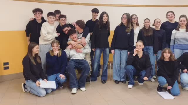 Sono 25. E vi incanteranno.
Domani in scena con “FINCHÉ QUALCUNO ASCOLTA_25 voci dalla Guerra in Bosnia”
drammaturgia e regia @tringalide
A conclusione del Corso di Teatro Adolescenti -New Generation-
Info: www.teatrobresci.it
