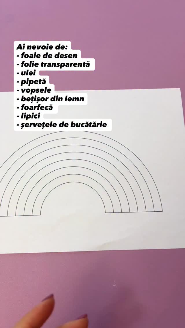 Chiar dacă pregătirea durează un pic mai mult și necesită mai multe materiale, activitatea în sine este o adevărată bucurie.
Fetița mea a făcut-o de mai multe ori, pentru că este super satisfying – genul de activitate care te prinde și nu-ți mai vine să te oprești.
Este o activitate despre culori:
🎨 despre cum se îmbină
🎨 despre cum se transformă
🎨 despre ce se întâmplă când le lași să se întâlnească
Nu este neapărat despre ordinea culorilor din curcubeu, ci despre explorare și experiment.
Se poate face în două feluri:
• fie tragi culorile cu un bețișor din lemn
• fie doar picuri culoarea cu pipeta și lași magia să se întâmple ✨
Copiii sunt fascinați de efect, iar pentru noi, adulții… e terapie pură 😌
Have fun! 💛
#gradinitaonline #activitaticopii #activitatipentrucopii #activitiesforkids #kidsactivities