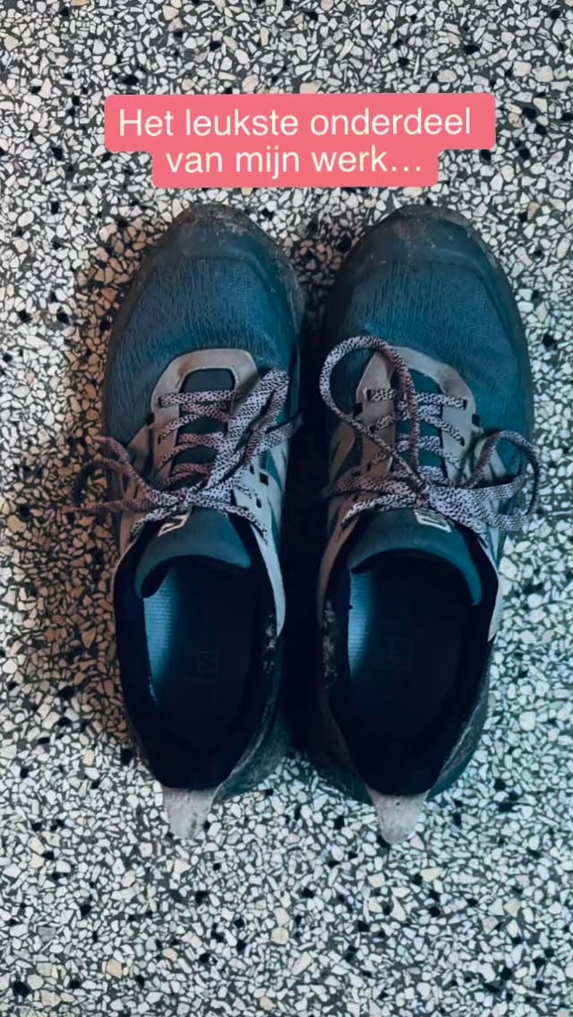 Vanochtend was het weer tijd voor: wandelcoaching 🌳
Het favoriete onderdeel van mijn werk. Voor als je het nog niet doorhad: ik hou van natuur 🍃 en ommetjes 😊
Maar wandelcoaching heeft vooral ook veel voordelen: Buiten zijn, in beweging, het hoofd leeg… en ondertussen gebeurt er veel. ✨
Wandelend voer je vaak heel andere gesprekken. Aan tafel gaat het vaker over doelen 🎯, plannen en structuur (ook heel belangrijk!).
Tijdens het wandelen komen juist overtuigingen, waarden en emoties als vanzelf naar boven. ❣️
Minder denken, meer voelen.
Daarom geef ik altijd de keuze:
✨ Fysieke afspraak
✨ Online
✨ Wandelcoaching
En eerlijk? Een mix werkt vaak het best. ✨
Ben je benieuwd wat 1:1 coaching voor jou kan betekenen?
Stuur me gerust een berichtje, dan kijken we samen wat past.
#leefstijlcoaching #herstelnakanker