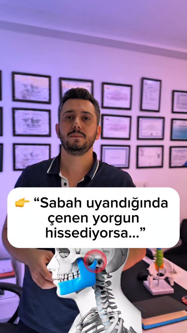 Sabahları çene bölgesinde yorgunluk veya sertlik hissi yaşamak birçok kişi için tanıdık bir durumdur.
Bu his, gece boyunca çene çevresindeki kasların yeterince gevşeyememesiyle ilişkili olabilir.
Stres düzeyi, diş sıkma alışkanlıkları ve boyun–baş duruşu bu süreci etkileyen faktörler arasındadır.
Çene ile ilgili şikâyetler değerlendirilirken, yalnızca eklem değil çevre kaslar ve duruş da göz önünde bulundurulmalıdır.
📎 Bu içerik genel bilgilendirme ve farkındalık amacıyla hazırlanmıştır.
Teşhis ve tedavi niteliği taşımaz.
#bilgilendirme
#tmj
#çeneağrısı
#dişsıkma
#boyunpostürü