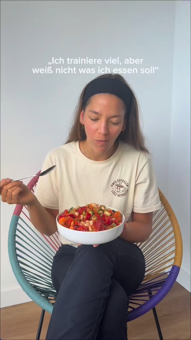 Ernährung spielt eine zentrale Rolle für Trainingsanpassungen, Regeneration und Leistungsfähigkeit!🙌🏼
Ein ausgewogenes, nährstoffreiches Abendessen unterstützt sowohl die Regeneration als auch bei der Vorbereitung auf folgende Trainingseinheiten. Eine Kombination aus Kohlenhydraten zur Auffüllung der Glykogenspeicher, hochwertigem Protein zur Unterstützung der Muskelreparatur sowie ausreichend Mikronährstoffen trägt zu einer effizienten Erholung bei!
Für mehr Ideen & Rezepte schau gerne auf meinem Profil vorbei @franziska.hadaschik ☺️⚡️
#sporternährung #laufen #marathonvorbereitung #sport #rezeptideen
