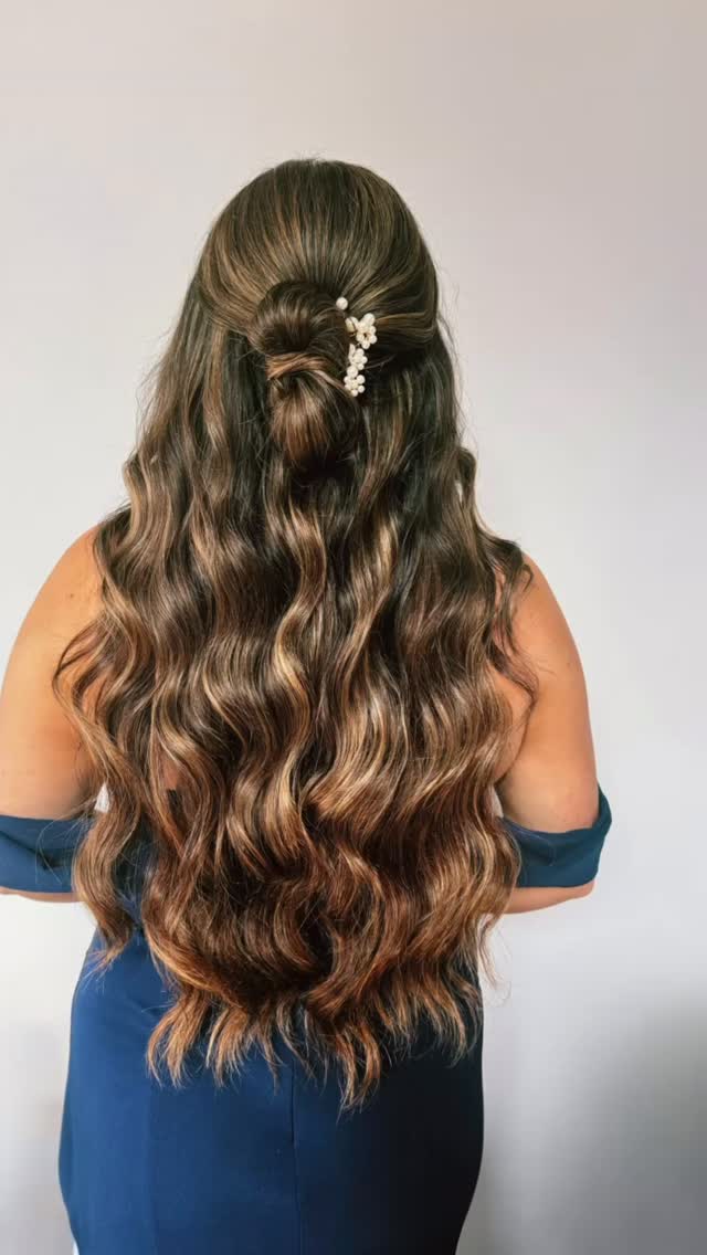 Soft waves and knot detail for this gorgeous bridesmaid @heatonhousefarm ✨ Bridal hair doesn’t have to be overcomplicated to have wow factor!
.
#cheshireweddinghair #bohobridesmaids #heatonhousefarm