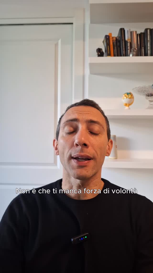 “Non ho la forza di volontà per stare a dieta.”
Non è una questione di forza di volontà. Se non riesci a fare scelte consapevoli, non è perché sei debole, ma perché non hai energia. 💪
Quando dici “non ce la faccio”, probabilmente:
- Non dormi abbastanza ❌
- Mangi male (poche proteine) ❌
- Sei in deficit calorico estremo ❌
- Sei stressato/a ❌
- Non ti muovi abbastanza ❌
- Bevi poca acqua ❌
- Il tuo corpo è infiammato ❌
Non è pigrizia, è il corpo che chiede aiuto. È fisiologia, non psicologia e quando l’energia torna, la “forza di volontà” non serve più, semplicemente fai le scelte giuste perché te la senti.
#matteopace #biologonutrizionista #faipaceconilcibo #forzadivolontà #energia