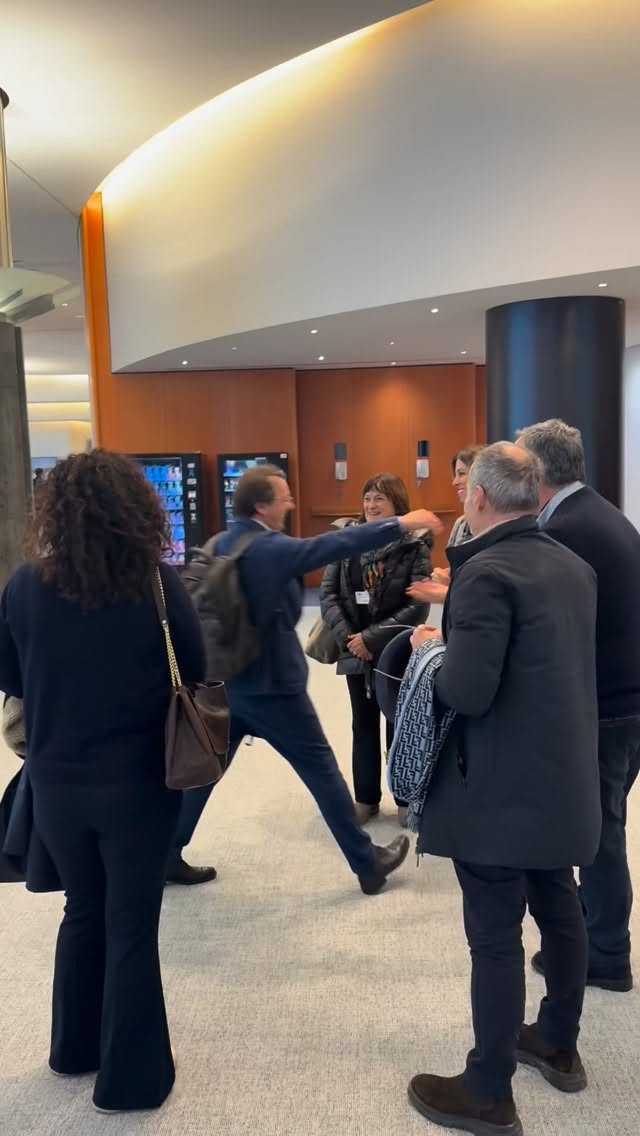 Il Parlamento europeo è la casa di tutti noi.
Oggi sono passati a salutarmi in Parlamento europeo un gruppo di concittadini e amici pugliesi in viaggio in Belgio.
È sempre emozionante aprire le porte di questa istituzione a chi vive ogni giorno i territori, le comunità, le sfide e i sogni dell’Italia vera.
Il Parlamento non è un luogo distante, ma un presidio di democrazia aperto a ogni cittadina e cittadino europeo.