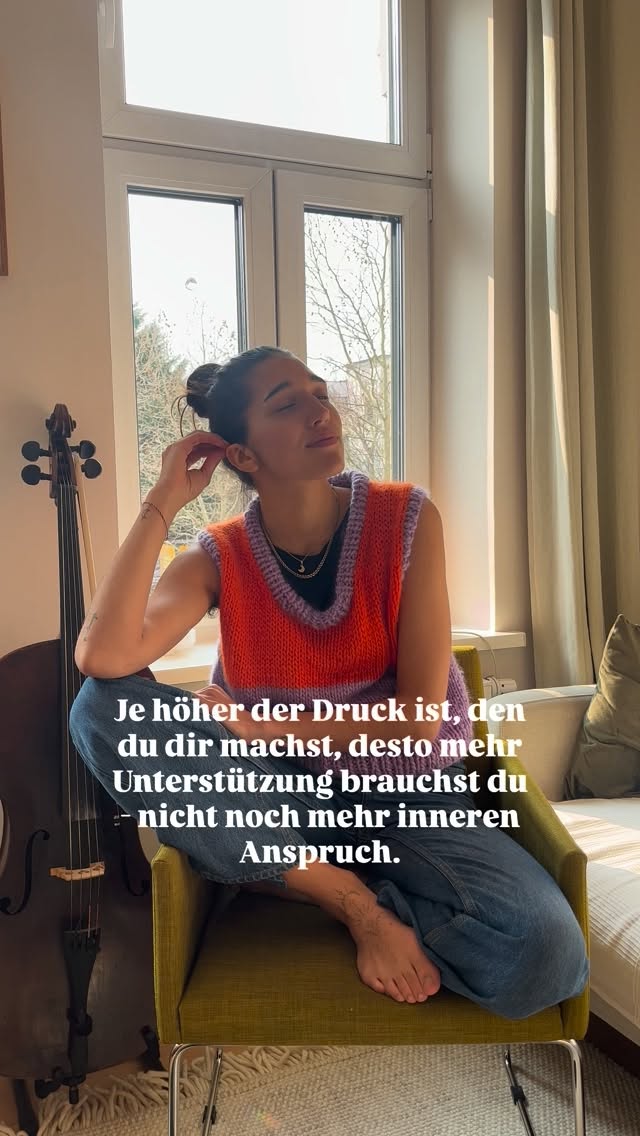 Aber woher kommt dieser Druck?
Der innere Anspruch, den du an dich hast und den Druck, den du dementsprechend auf dich ausübst, ist ein Versuch, Halt, Beziehung und Sicherheit zu organisieren - dort, wo sie früher nicht verlässlich da waren.
Er kann entstehen, wenn dein System früh gelernt hat:
Ich bekomme Unterstützung, Sicherheit oder Anerkennung nur, wenn ich es gut mache, richtig mache oder keine Fehler mache.
Je mehr Verantwortung du heute trägst, desto mehr Unterstützung bräuchte dein System eigentlich.
Also die Erfahrung es nicht „alles alleine schaffen zu müssen“. Fehlt dieser Rückhalt, wird der Anspruch zu Druck, mit dem wir die Unsicherheit kompensieren.
•••
Videos wie diese dienen der Unterhaltung und ersetzen keine Begleitung. Sie dienen nicht als professioneller Rat und gehen ebenso nicht auf die Feinheiten psychischer & emotionaler Gesundheit ein (weil sie dafür viel zu individuell ist!).
www.auroraprema.de