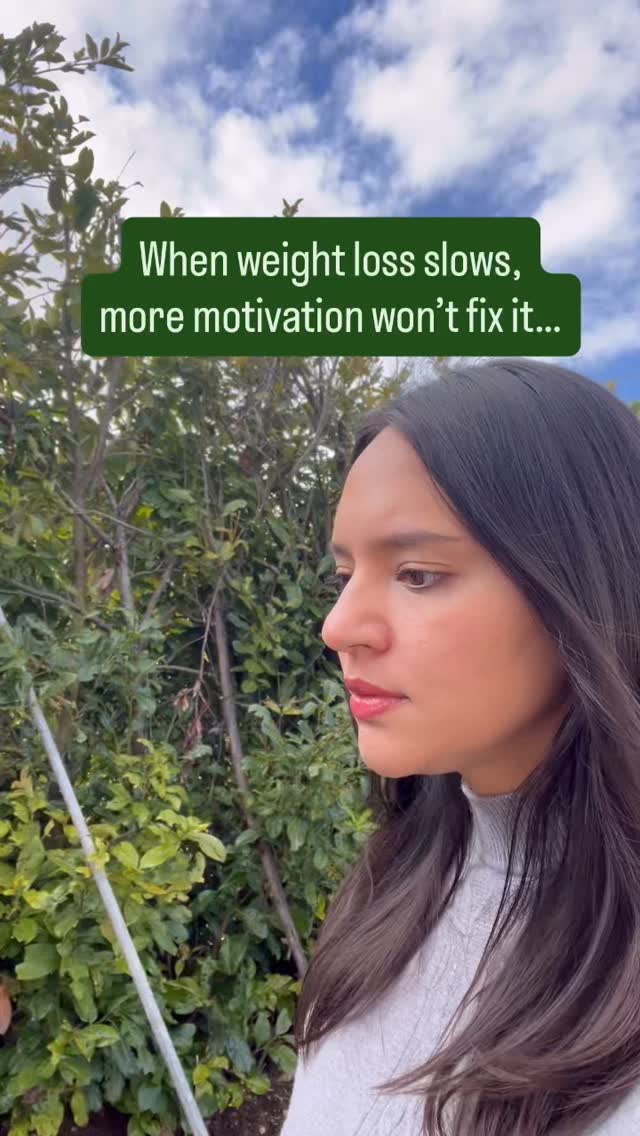 When progress slows, most people assume they need to try harder.
Eat less.
Push more.
Be stricter.
But physiology adapts.
The early novelty fades.
What worked at the start doesn’t work the same way forever.
That’s not a motivation problem.
It’s biology. 🧠
And more discipline won’t fix that.
A different nutrition plan will. 🍽️
This is the part of weight loss that’s meant to feel confusing —
and where strategy matters most.