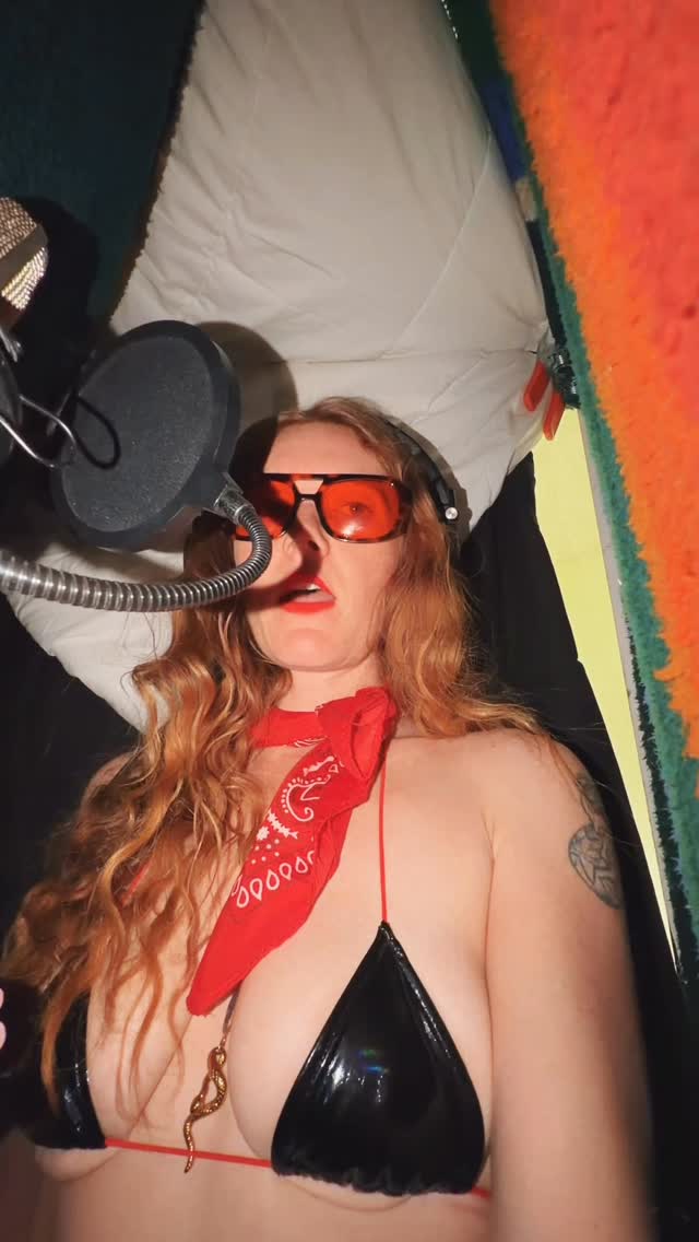 Back in the studio with @98_missions cooking up some sexy tunes for our spring releases!! Check out a lil *earlyyyyy* clip of our song “Love Thang”!
Like, comment, share, and save for more music!! 🎶