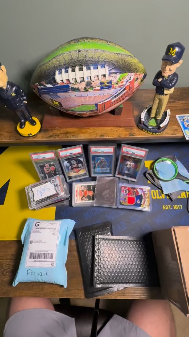 Opening the daily delivery. #kobebryantcards rookie - #lebronjamescards rookie. Will be available in the next #whatnot show and #ebay