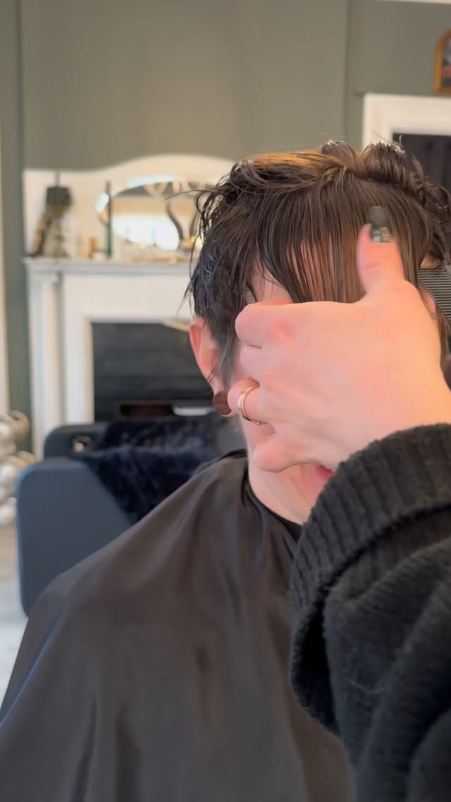 How else am I supposed to cut bangs?!?!
Check out @ashley_l_conti’s new cut 😘