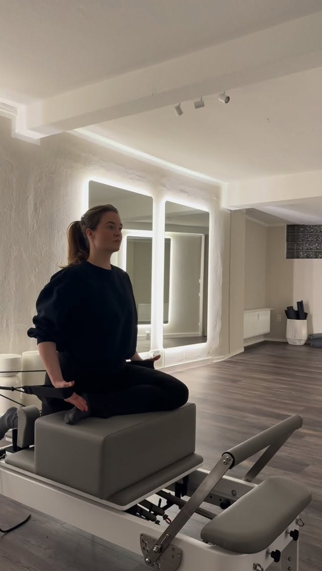 Upper body strengthening in pigeon pose for a hip stretch.
#pilates #reformerpilates #reformer #modernpilates #greven