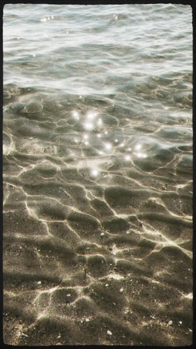 Laguz - ᛚ - Die Heilerin
Leseprobe aus meinem Buch „Die 24 Gesichter der Frau - Runenweisheit & Archetypen“.
Heilung ist ein natürlicher Fluss.
Zum Vollmond in Laguz (Wasser) heute öffnet sich dieser Raum besonders stark.
Und ebenso wirkt die Archetypin der Heilerin (Archetyp: der Heiler) jetzt durch und mit dem Wasser in uns: sie kann an Orte reisen, die sonst niemand kennt und das Wissen in uns hervor holen, das wir so dringend brauchen…
Vielleicht spürst auch du heute dieses Ziehen in dir… nach Weichheit, Vertrauen, Hingabe und Tiefe…
Erlaube dir, dem Fluss zu lauschen und zu folgen... 🌊
In Liebe
Kaja 🪶
.
.
.
📹 DK - Samsø ✨