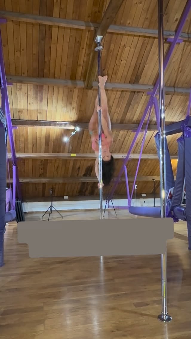 Can’t wait to start working on this bad boy with one of my classes ❤️ #polefitness #aylesbury #spinnypole #polespincombo