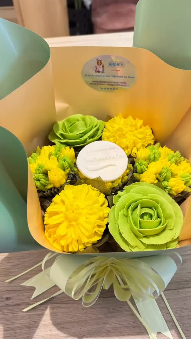 Bouquets fleurs deluxe 💐🧁
#angiescupcakes77 #cupcakesfleurs #patisserietrompeloeil #bouquetdecupcakes