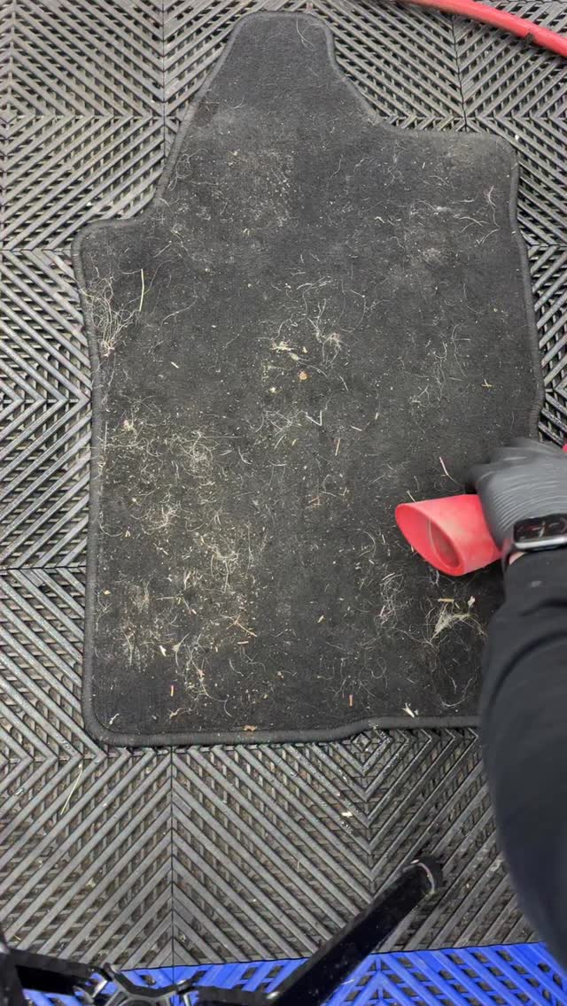 The right tools for the right job 👌🏻
#satisfying #carcleaning #detailingworld