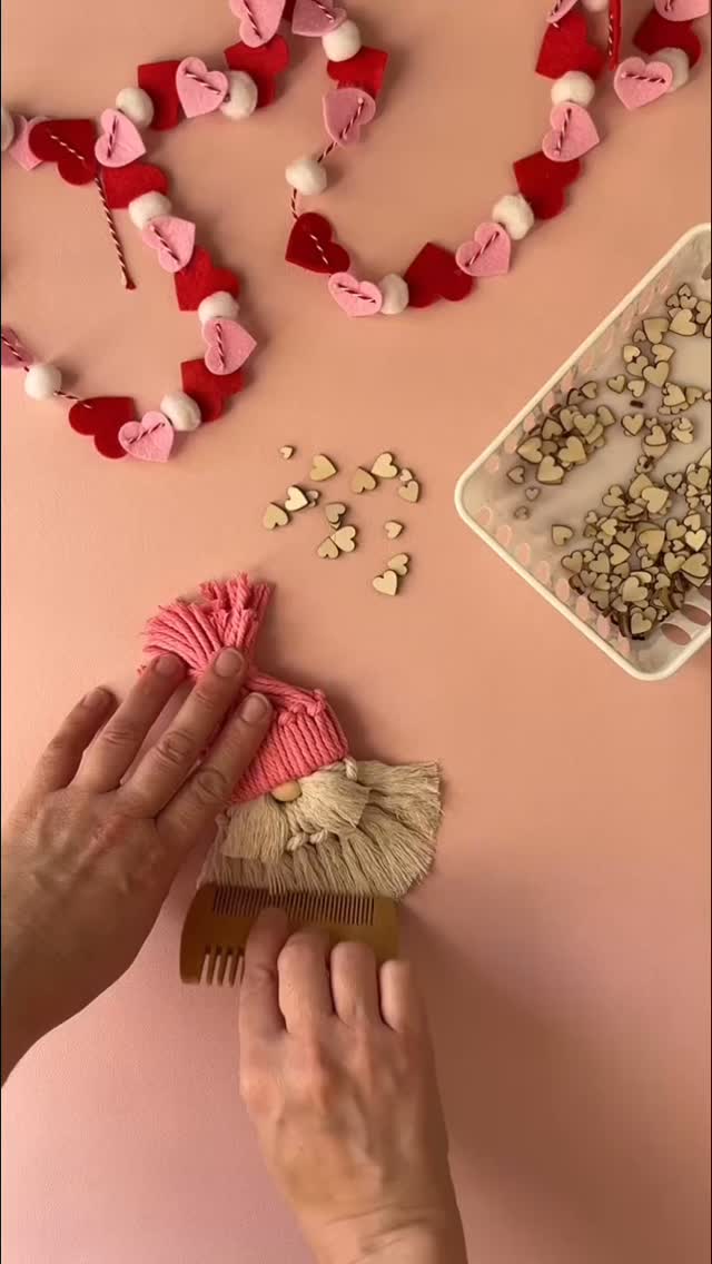 This Saturday from 12pm to 2pm - bring your favorite Valentine pal and make your own little Valentine pal!
All materials provided and beginner friendly! Only a few spots left 🩷