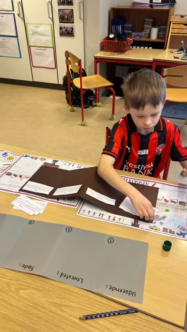 VI SLUTTER KLASSENS UGE med kæledyr i fokus 🐶🐈⬛🐰🥰❤️
2. klasse har nemlig brugt Klassens Uge med ‘kæledyr’ som emne 😃
Det er der bl.a. kommet de fineste foldebøger ud af 📚
Tungen har siddet lige i munden, mens alle eleverne har arbejdet med pc - fundet fakta om dyrene og flotte billeder - inden de så har printet, klippet og klistret, for til sidst at have samlet det hele i flotte foldebøger om kæledyr ✂️📔📕😍
Gennem ugen er de blevet meget klogere på hunde og katte og andre dejlige kæledyr - og de er SÅ stolte af deres kreationer 🥰
Det samme er vi!! ❤️
Godt gået - og tak for en dejlig uge!
Rigtig god vinterferie til jer alle sammen
☃️❄️🥶😃
#Kæledyr #KlassensUge #Vinterferie #HerningFriskole #EtGodtStedAtLæreVæreOgVokse