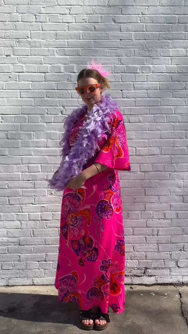We’re ready to shake it for Mardi Gras! 💜🩷 Currently obsessed with this hot pink dayglo dress perfect for Spanish Town 🦩
#timewarpbr #shoplocal #midcitybr #vintagefashion #mardigras