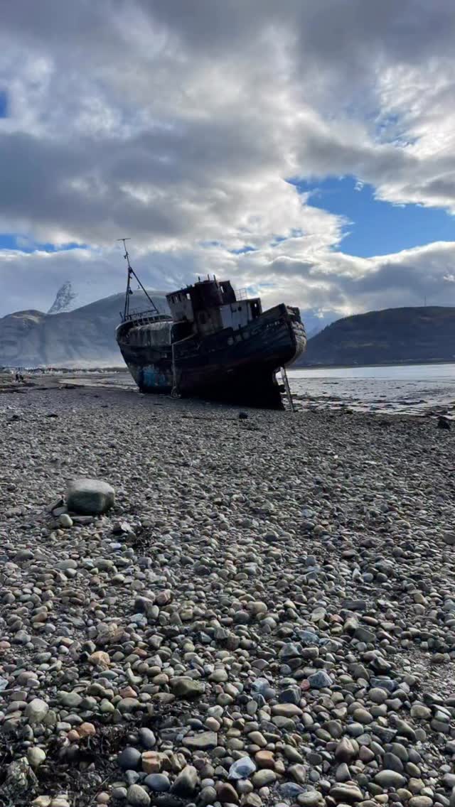 Winter foraging ❄️🪸
We couldn’t have asked for better weather today! It was the last in my series of ‘forage through the seasons’ events with @kilmalliecfandgarden and we had a full house 🙌
Today’s focus was on seaweeds, their edible and medicinal uses and how to use them in simple bath and body care recipes.
We had a sunny walk along the shore, talked about some common seaweed species, sampled seaweed sourdough crackers with a wild garlic and pepper dulse butter, then got to work making some really nice bath time products.
We even made a rare discovery of the ‘seaweed tree’ which only fruits following an epic storm 😉
Keep an eye out for upcoming courses I’m running at kilmallie. Coming soon! 💚🌿
.
.
.
.
.
.
#scotlandswildmedicine #seaweed #foraging #foraged #herbalmedicinemaking