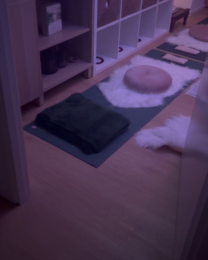 Op zoek naar een echt uniek cadeau voor je partner, vriend, vriendin, broer of zus? 🎁
In mijn studio aan huis bied ik een Duo Sound bath aan.
Een unieke privé ervaring in mijn kleine maar fijne Sound healing tempel in Amstelveen.
Ik ontvang jullie graag voor een sessie op maat waarin je precies krijgt wat je nodig hebt. In een intieme setting pas ik mijn set aan op jullie behoeftes. Ontspanning, verbinding, verwerking.
Ik heb al meerdere stellen en duo’s mogen verwelkomen voor verjaardagen en mooie mijlpalen.
Dit kan ook in de avonduren of in het weekend.
Denk je al meteen aan iemand die jij eens kunt verrassen?
Stuur me gerust een DM als je meer wilt weten!
#CadeauTip #SoundHealing #SoundBath #Ontspanning