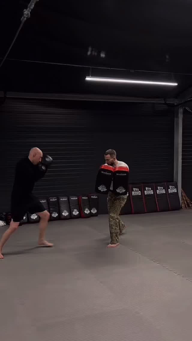 Wkładamy dużo pracy w rozwój ,,fighting skills’’ bo to dzięki nim zmienia się sposób, w jaki rozumiesz walkę 👊
Z czasem zaczynasz lepiej czuć dystans, timing i reakcje drugiej osoby. Wszystko staje się bardziej naturalne, a Ty masz większą kontrolę i pewność siebie 🔥