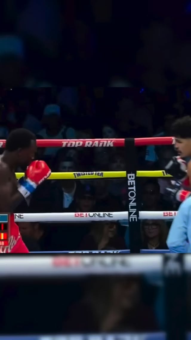 Xander Zayas put on a clinic of lateral movement, boxing the ears off of a very game opponent in Abass Baraou 💪 🧠 🥊