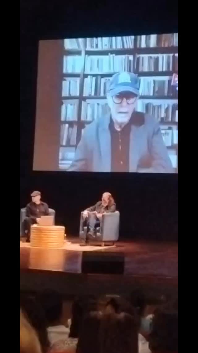 #HayFestival2026 El cantautor cubano Silvio Rodríguez presentó anoche Diario de un trovador, una obra que reúne textos inéditos de su diario personal, acompañados por 143 fotografías del argentino Daniel Mordzinski, fruto de más de dos décadas de viajes y colaboración creativa🎶❤️
🗣️🎤Durante una charla por video conferencia, Rodríguez expresó:
“Este proyecto fue creciendo a partir de encuentros que tuvimos Daniel y yo. Nos conocimos, si mal no recuerdo, en República Dominicana, y después empezamos a coincidir en giras por Argentina, Chile, México y otros países”.
📹💕 @majara2014 y @mariaegctg
📸Por su parte, Mordzinski señaló que su acercamiento a Rodríguez estuvo marcado desde el inicio por la admiración y una intención narrativa. “Yo fui joven escuchando a Silvio. Siempre digo que sus cancioneros son poemarios, porque cada una de sus canciones es poesía”, afirmó.
#silviorodríguez #danielmordinski #diariodeuntrovador #Cartagena