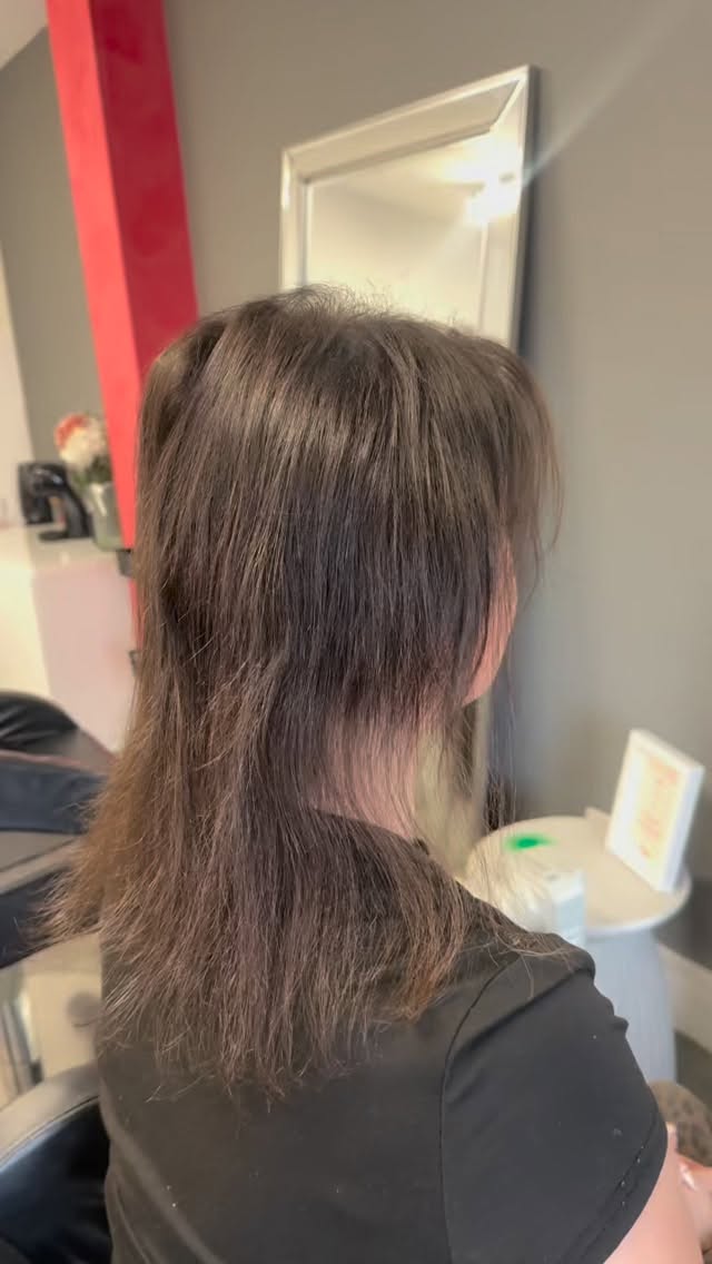 Transformations like this will always be my favourite ✨
It’s not about dramatic length, it’s about bringing the fullness and confidence back into someone’s hair when they’ve been struggling with it. That feeling never gets old🫶🏻.
When my lovely client came in for her original consultation, her hair was still shedding, so instead of rushing straight into extensions, we did what was best for her hair and sent her away with advice and a plan 🤍
Fast forward a couple of months and her hair was finally ready.
We kept everything natural using 12” @remicachet nano bonds, focusing on restoring thickness and finishing off with a layered cut 🙌🏻
How gorgeous is this result😍
If you’re thinking about extensions but want to make sure your hair is truly ready, let’s start with a consultation.
📩 DM CONSULTATION to begin your hair journey — healthy hair always comes first 💫
📍 @gsbeauty.boutique
📍 Richmond trading estate
☕️ 1:1 salon experience
🫶🏻 7 + years experience
🎓Want to create transformations like this for your own clients? @extended_training_academy