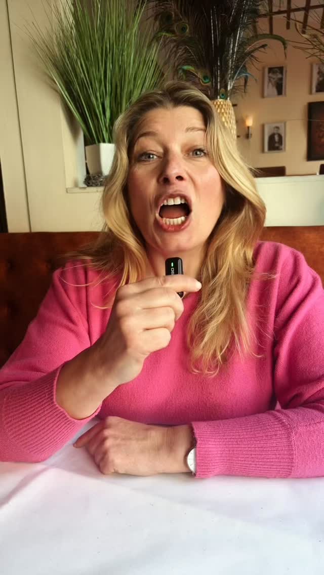 Ein eigener Podcast - träumst du auch davon?💡erfüll ihn dir…
Diesen Wunsch erfüllt sich meine Kundin, denn wir haben zwischen Pizza & Co an ihrer Podcast-Idee gearbeitet –
Sabine ist eine Online-Zahnärztin und arbeitet inzwischen international. Ich begleite sie bereits seit ca. 3 Jahren bei dem Aufbau ihres sehr neuartigen & innovativem Pionier-Business, denn das ist es.
Ihr Produkt ist extrem erklärungsbedürftig:
Ihre Beratung heißt Zahnleuchten – und genau deshalb ist ein Podcast so stark.
Warum?
Weil man komplexe Themen nicht „verkauft“,
sondern verständlich erklärt, Vertrauen aufbaut
und Menschen Schritt für Schritt mitnimmt.
Ein Podcast schafft Raum für Tiefe.
Für Einordnung.
Für echte Expertise.
Und ja:
Auch mein eigener Podcast „Lieblingsbusiness“ geht bald wieder an den Start. 🎙️
Mit ehrlichen Business-Stories, Ideen für Wachstum
und Einblicken hinter die Kulissen meiner Arbeit.
More to come. ✨
#PodcastMarketing #Erklärungsbedürftig #PersonalBranding #OnlineBeratung #Zahnleuchten InternationalBusiness Initialzünder LetsFly