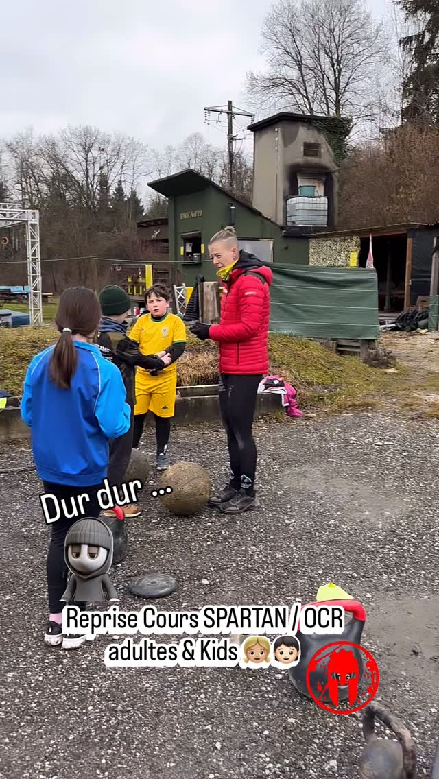 Aujourd’hui c’était la vraie reprise des cours SPARTAN / OCR sur le terrain 💪🔥
13 adultes
5 enfants
Une super énergie de groupe… et une belle piqûre de rappel 😅
On a agité le GRIP… et ça a fait mal, très mal !
L’hiver en salle = forcément un peu moins de grip… et la réalité du terrain revient vite nous challenger 🖐️🔥
👉 Nouveauté cette année : on mixe les cours adultes & kids
2 coachs – 2 groupes – mais toujours le même esprit : progresser TOGETHER 👊
Et on valide aussi les formats semi-privés… parfait pour progresser plus vite avec un coaching encore plus personnalisé 😉
👨👩👧 Bring your kids !
📅 Book ta session avec nous via le lien en bio.
#Spartcamp #OCR #SpartanTraining #GripTraining #FamilyTraining