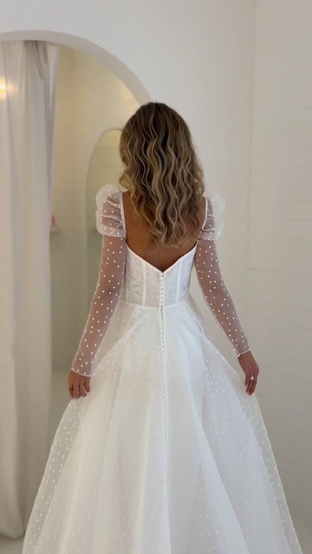 Zeitlos, leicht und einfach wunderschön ✨
Die Brautkleider von @luftundliebe.brautmoden stehen für Leichtigkeit, fließende Stoffe und pure Eleganz.
Modern und so feminin – Kleider, die die Braut strahlen lassen, ohne sie zu überladen, ohne sie zu verkleiden.
Offene, sanfte Wellen machen den Look perfekt. ✨
#brautstyling #bridalhair #bridalwaves #weddingvibes #brautstylingbielefeld