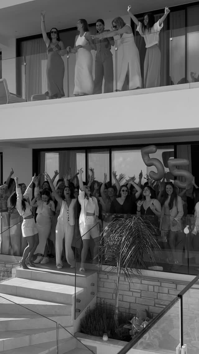 ich dachte immer, der größte Erfolg ist es, all seine Ziele zu erreichen, doch in den letzten Jahren spüre ich immer mehr, dass der größte Erfolg gar nicht die Ziele selbst sind, sondern viel mehr die Version, die man auf dem Weg dorthin geworden ist ✨🤍
Ich bin in vor allem den letzten zwei Jahren, der Zeit, in der ich mich selbstständig gemacht habe, so sehr gewachsen, habe immer mehr zu mir selbst gefunden, lebe meine Wahrheit und mein wahres Ich so sehr wie nie zuvor, habe so viel mehr Freude und Leichtigkeit im Leben und bin einfach so viel glücklicher, liebevoller, achtsamer, dankbarer - und das ist wirklich das ALLER ALLER SCHÖNSTE & so viel wertvoller als irgendein Ziel…✨
Und natürlich bin ich stolz, auf alles, was ich erreicht habe, aber am meisten bin ich stolz auf die Frau, die ich geworden bin🥹✨🙏🏽🌞
#personalgrowth #dreamlife #traumleben #mindset #achtsamkeit