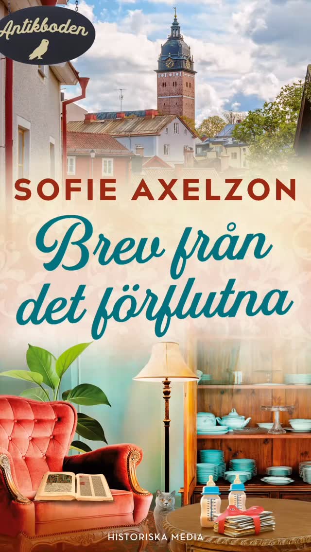 Här kommer omslaget till min nästa bok! Fint, eller hur!
I slutet av augusti kommer nästa del i Antikboden, som får titeln ”Brev från det förflutna”.
Det är vår i Strängnäs och Evy är höggravid. Antikboden hon startat tillsammans med Fredde går inte så bra som de hoppats, men med tvillingar på väg försöker Fredde avlasta Evy och bära oron i tysthet.
Med två nyfödda i huset ställs vardagen snabbt på ända. Den gamla boken Evy hittat i en loppislåda glöms först bort i villervallan, men när Fredde lägger ut den till försäljning börjar märkliga saker hända.
I boken finns ett kärleksbrev från 1700-talet, skrivet av en ung man som sitter inspärrad efter en bokstöld i domkyrkan. Trots sömnbrist och bebiskaos kan Evy inte släppa tanken på brevskrivaren. Överlevde han sitt straff – och fick han återse sin älskade Esther?
Ett brev från det förflutna är andra delen i feelgoodserien Antikboden. Romanens historiska berättelse bygger på en verklig händelse.
Och för att matcha det här fina omslaget kommer del ett, ”När drömmarna slår in”, att få ett nytt fint omslag när den släpps som pocket i början av juni. Det får ni se en annan dag!
Båda är skapade av fenomenala @emmagraves
#strängnäshistoria #antikboden #närdrömmarnaslårin #brevfråndetförflutna @historiskamedia