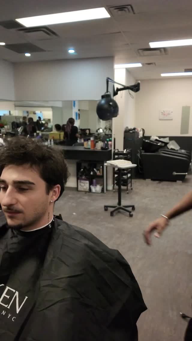Different styles. Different backgrounds. Same passion for the craft. ✂️🔥
Shot this cut at @royal.school.hb — clean work, sharp transitions, and a crazy edit to match the energy.
Asian hairstylist @ezvflow_hair 🤝 Black barber @justdcblendz — culture blend, style speaks louder than words.
Stayed till the end for the Rush Hour tribute dance scene 😂
This one was pure fun to create. More creative cuts coming.
DM for bookings.
shout out @babylissprobarber @vgr.professionalhairtools for the fire tools!!
#barberlife
#VGR
#torontobarber
#ezvflowhair
#haircut