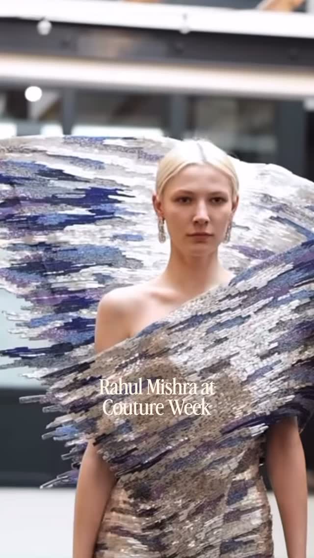 Watching Rahul Mishra at couture week show was like witnessing art in motion! @rahulmishra_7
#parisfashionweek #rahulmishra #fashionillustration #couture #fashionart