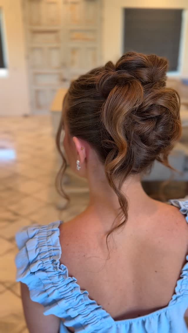 Undone bridal hair that's effortlessly chic 🤍
Achieve this look in 20 minutes without curling every strand…. Follow along to see how it came together
Napa Wedding Hair & Makeup Team
#bridalhairstylist #napawedding #jocelynbbnv #bellabridal #bellabridalnv