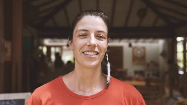 O que é o Brincasemente?
O Brincasemente é brinquedoteca.
É cafeteria.
É espaço de coworking.
É salão de festas.
É lugar de oficinas, encontros, trocas.
É quase uma escolinha…
Mas isso é só a forma.
No coração, o Brincasemente é outra coisa.
É amor em movimento.
É segurança para as crianças e tranquilidade para os adultos.
É acolhimento sem pressa.
É família — mesmo quando a família biológica está longe.
É a vila que ajuda a criar as crianças.
A vila que escuta, que apoia, que segura quando cansa.
Aqui, as crianças se sentem tão em casa que não querem ir embora.
Porque aqui elas são vistas, respeitadas, livres para brincar de verdade.
E os adultos… respiram. Conversam. Criam laços. Não estão sozinhos.
O Brincasemente é um lugar onde o brincar é levado a sério.
Onde o café esquenta as mãos,
as conversas aquecem o coração
e o tempo desacelera.
É para quem frequenta.
Para quem trabalha.
Para quem já brincou aqui.
Para quem chegou por acaso e ficou.
Mais do que um espaço, o Brincasemente é um sentimento.
Um lar coletivo.
Um sim para a infância.
Um abraço no meio da rotina.
💛
🎥 @luispimenta__